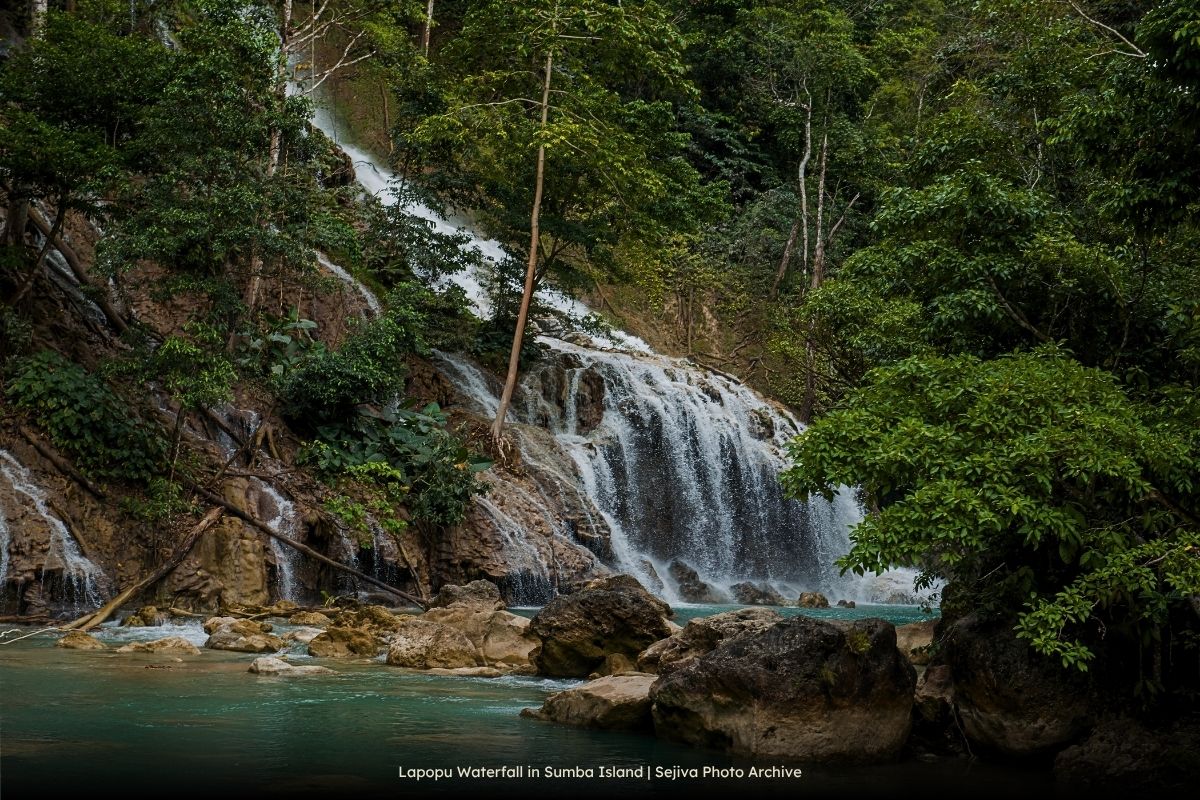 Read more about the article hidden paradise in sumba: your guide to visiting lapopu waterfall