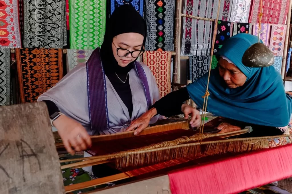 hands on weaving experience in lombok