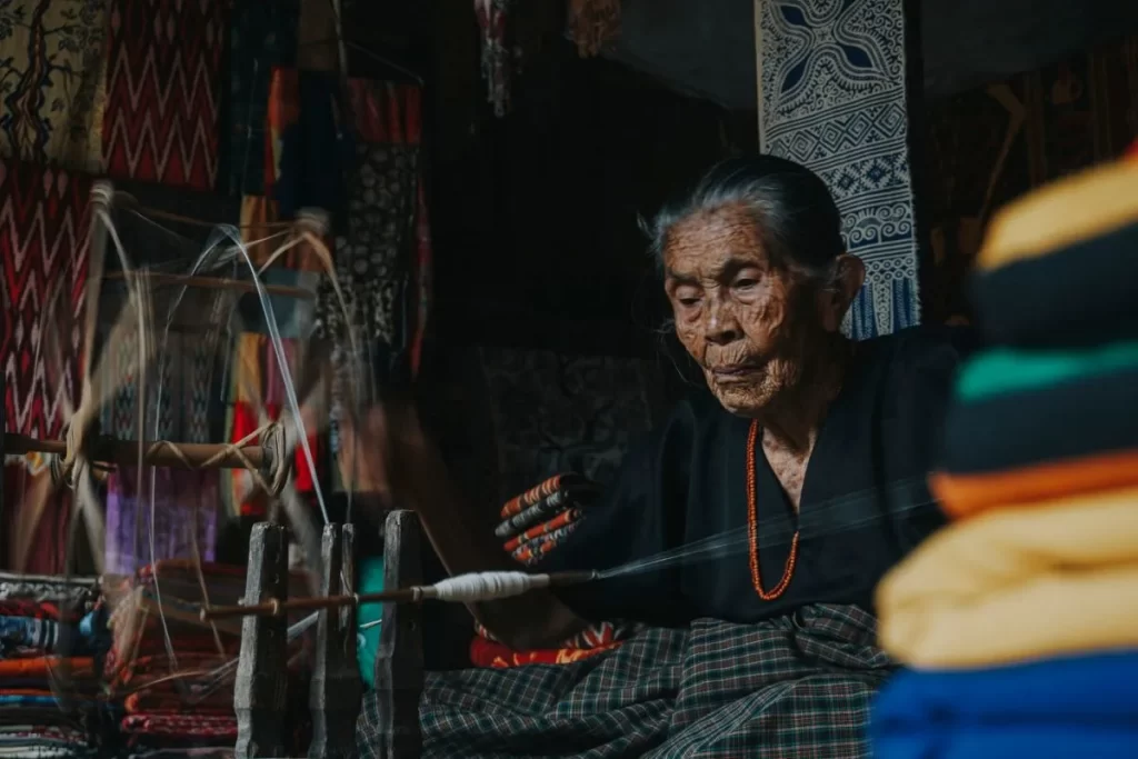 weaving tradition in toraja by local people