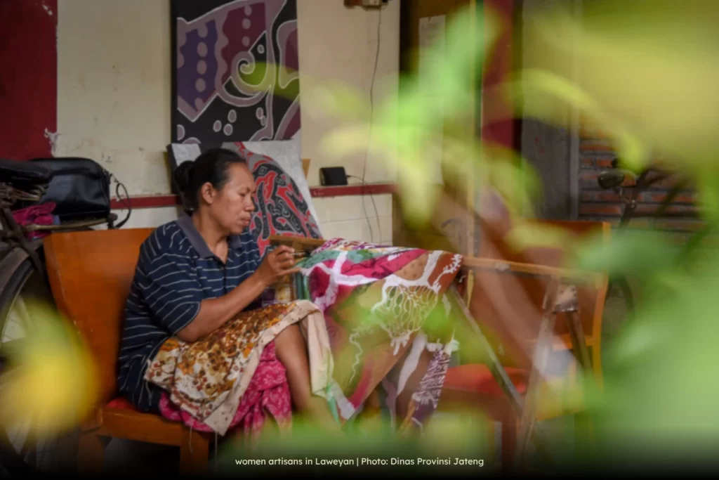 women artisan in Laweyan