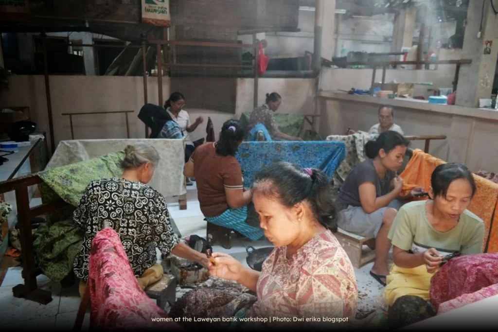 women at the Laweyan batik workshop