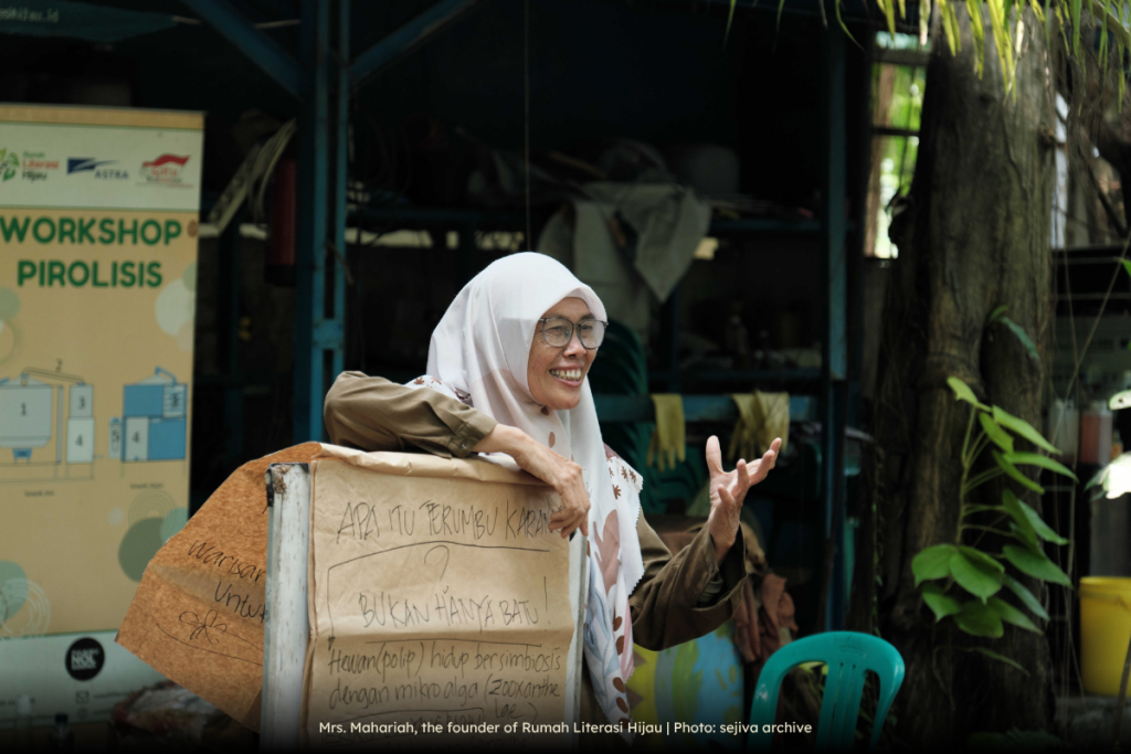 Mrs. Mahariah, the founder of Rumah Literasi Hijau