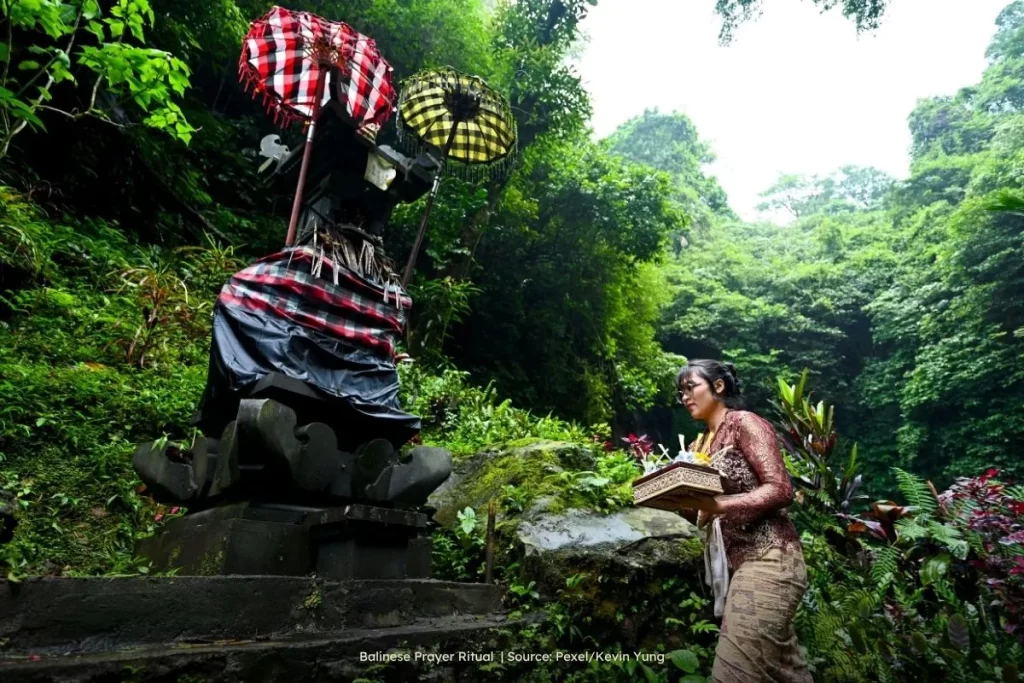 balinese ritual prayer